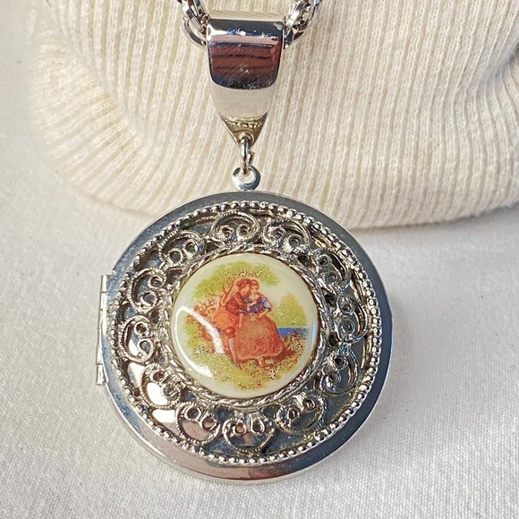 Silver Tone Pendant Locket Necklace Courting Couple Fragonard Style - Picture 2 of 7